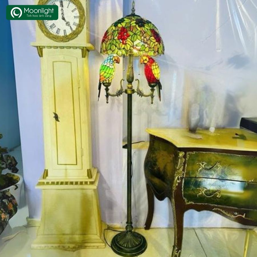 Đèn sàn tiffany 2 con vẹt màu xanh, đỏ VLDSTF-024