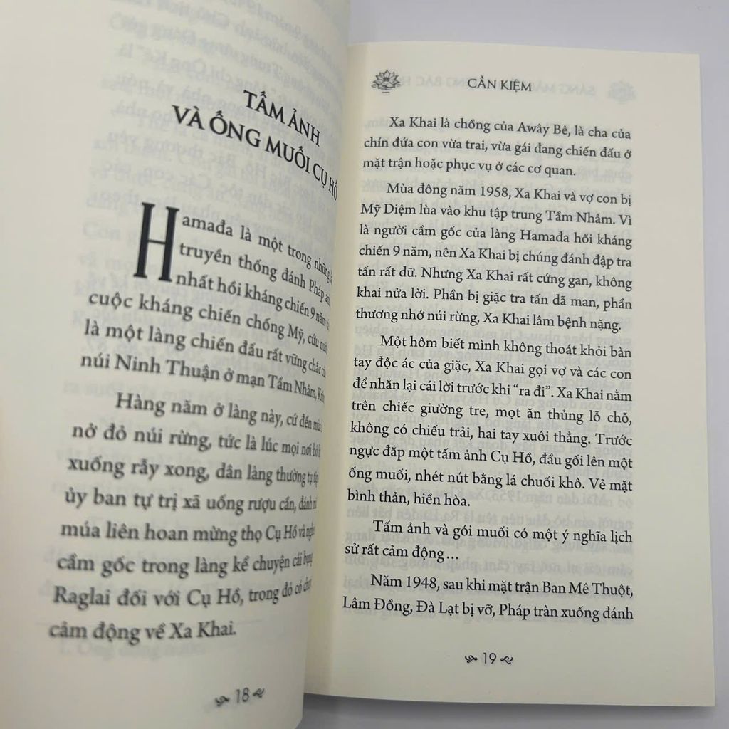 Sách Văn Học - Tấm Gương Sáng Mãi Bác Hồ – Cần Kiệm