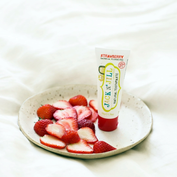 Kem Đánh Răng Cho Bé Jack N Jill Natural Toothpaste Vị Dâu 50g