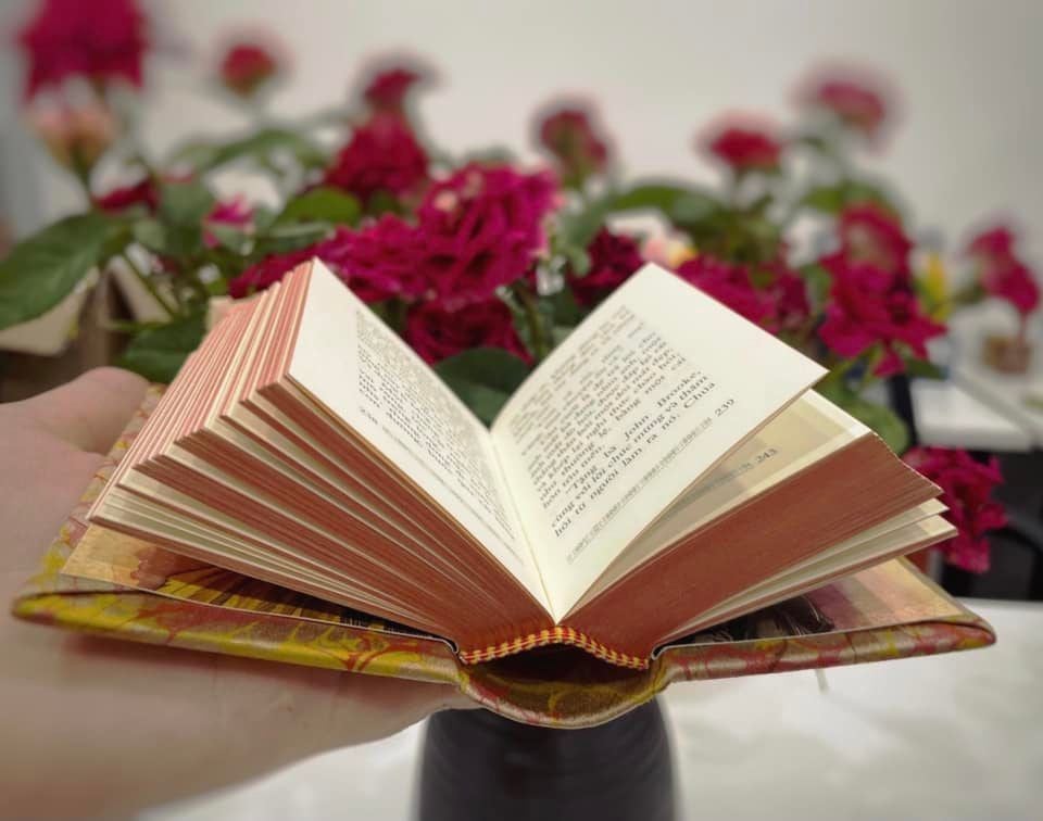 MINIATURE BOOKS_NHỮNG NGƯỜI PHỤ NỮ BÉ NHỎ:  Bản giới hạn lụa tơ tằm gồm 5 cuốn