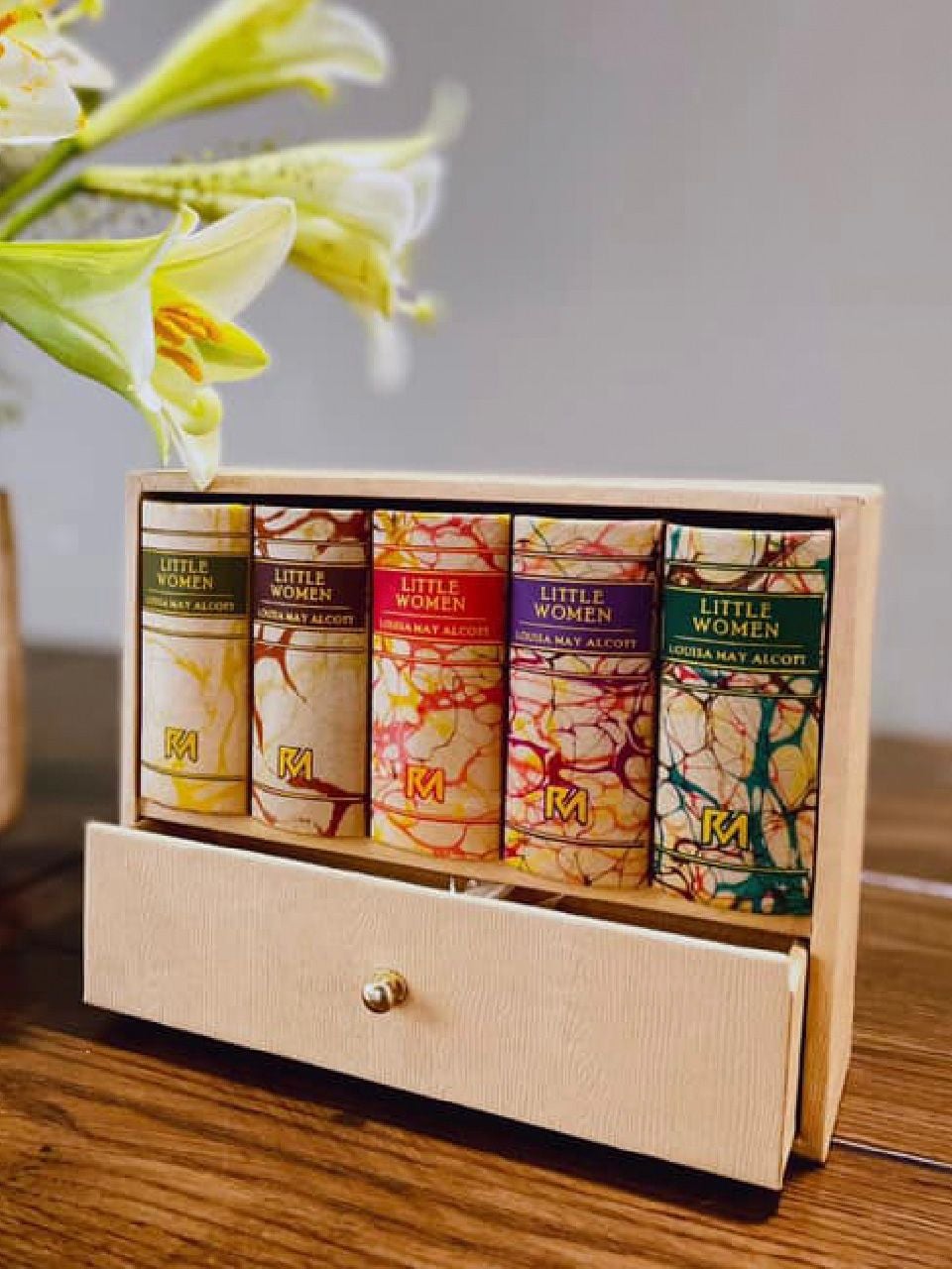 MINIATURE BOOKS_NHỮNG NGƯỜI PHỤ NỮ BÉ NHỎ:  Bản giới hạn lụa tơ tằm gồm 5 cuốn