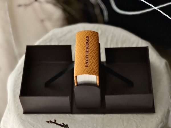 MINIATURE BOOKS - CHUYỆN KỲ DỊ VỀ BENJAMIN: BẢN GIỚI HẠN LỤA TƠ TẰM