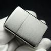 BẬT LỬA ZIPPO ARMOR VỎ DẦY TRẮNG PHAY XƯỚC Z257