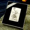 BẬT LỬA ZIPPO SLIVE PLATE MẠ BẠC DEMI VÀNG CHỦ ĐỀ CAO BỒI CƯỠI NGỰA QUĂNG DÂY XUẤT THỊ TRƯỜNG CHÂU ÂU ĐỜI XI NĂM 1995 ZL174