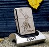 BẬT LỬA ZIPPO SLIVE PLATE MẠ BẠC DEMI VÀNG CHỦ ĐỀ CAO BỒI CƯỠI NGỰA QUĂNG DÂY XUẤT THỊ TRƯỜNG CHÂU ÂU ĐỜI XI NĂM 1995 ZL174