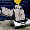 BẬT LỬA ZIPPO SLIVE PLATE MẠ BẠC DEMI VÀNG CHỦ ĐỀ CAO BỒI CƯỠI NGỰA QUĂNG DÂY XUẤT THỊ TRƯỜNG CHÂU ÂU ĐỜI XI NĂM 1995 ZL174