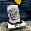 BẬT LỬA ZIPPO LIMITTED 300 CHIẾC TOÀN THẾ GIỚI EMBLEM CHỦ ĐỀ KỶ NIỆM 25 NĂM THƯƠNG HIỆU (CỰC HIẾM) NĂM 2006 ZL165