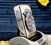 BẬT LỬA ZIPPO LIMITTED 300 CHIẾC TOÀN THẾ GIỚI EMBLEM CHỦ ĐỀ KỶ NIỆM 25 NĂM THƯƠNG HIỆU (CỰC HIẾM) NĂM 2006 ZL165