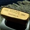 BẬT LỬA ZIPPO BRASS CHU NIÊN 32-84 ĂN MÒN CHỦ ĐỀ GLARK 1984 ZL226