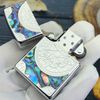 BẬT LỬA ZIPPO MẠ BẠC HOA VĂN KHẢM XÀ CỪ (KHẢM TRAI) LA BÀN TÁM PHƯƠNG BỐN HƯỚNG ZN84