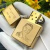 ZIPPO VINTAGE BRASS KHÔNG CHẶT GÓC CHỦ ĐỀ TỔNG THỐNG HOA KỲ RẤT HIẾM ĐỜI V LA MÃ SẢN XUẤT 1989 - ZQH8