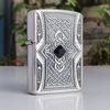BẬT LỬA ZIPPO AMOR HOA VĂN 2 MẶT ĐÍNH ĐÁ ĐEN PHONG THỦY MAY MẮN NĂM 2006 ZL182