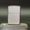 BẬT LỬA ZIPPO MẠ NIKEN BÓNG CHỦ ĐỀ HOA TUYẾT NĂM 2010 Z78