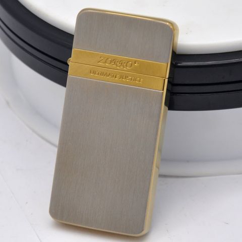 BẬT LỬA XĂNG ĐÁ ZORRO BẠC XƯỚC VIỀN VÀNG MỎNG ZO8 SỬ DỤNG XĂNG BẬT LỬA ZIPPO