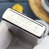 BẬT LỬA ZIPPO MẠ BẠC HOA VĂN KHẢM XÀ CỪ (KHẢM TRAI) CÁ HEO ZN83