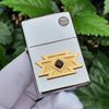 BẬT LỬA ZIPPO CHROME BÓNG EMBLEM MẠ VÀNG ĐÍNH ĐÁ PHONG THỦY MAY MẮN ĐỜI XIV NĂM 1998 ZL144