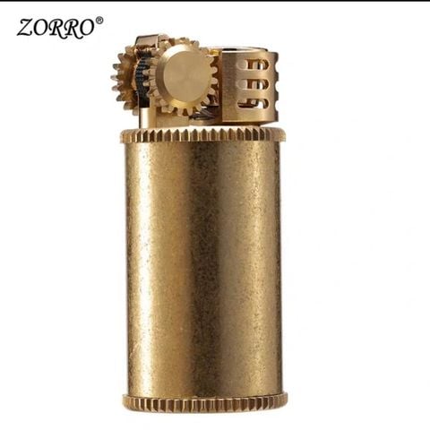 BẬT LỬA XĂNG ĐÁ ZORRO ĐỒNG KHỐI BRASS VÀNG BỤI TRỤ TRÒN CAO ZO36C