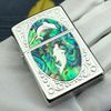BẬT LỬA ZIPPO MẠ BẠC HOA VĂN KHẢM XÀ CỪ (KHẢM TRAI) CÁ HEO ZN83