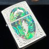 BẬT LỬA ZIPPO MẠ BẠC HOA VĂN KHẢM XÀ CỪ (KHẢM TRAI) CÁ HEO ZN83
