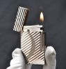 Bật lửa Dupont kẻ chéo hình lượn sóng chữ D cách điệu màu bạc D150T