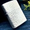 BẬT LỬA ZIPPO BẠC ĐÚC NGUYÊN KHỐI STERLING CHỦ ĐỀ VÂN GÕ BÚA 5 MẶT NĂM 2001 ZB8
