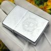 BẬT LỬA ZIPPO BẢN THỬ NGHIỆM 50 NĂM THÀNH LẬP HÃNG 1932-1982. SẢN XUẤT NĂM 1981, BẢN MẪU THỬ NGHIỆM KHÔNG SẢN XUẤT RA THỊ TRƯƠNG, RẤT HIẾM.  ZQH12