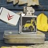 BẬT LỬA ZIPPO CHROME BÓNG CHỦ ĐỀ XE CỔ VÀ NGƯỜI MẪU BẢN XUẤT CHÂU ÂU ĐỜI XIII NĂM 1997 ZL126