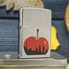 BẬT LỬA ZIPPO CHROME BÓNG SƠN HẤP NHIỆT CHỦ ĐỀ NƯỚC MỸ TRONG QUẢ TÁO ĐỎ NĂM 2008 Z76