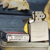 BẬT LỬA ZIPPO CHROME BÓNG SƠN HẤP NHIỆT CHỦ ĐỀ NƯỚC MỸ TRONG QUẢ TÁO ĐỎ NĂM 2008 Z76