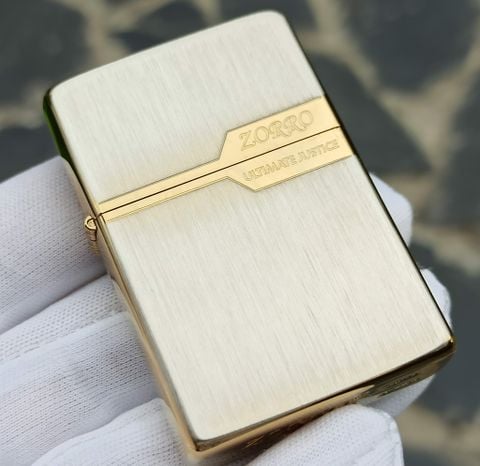 BẬT LỬA XĂNG ĐÁ ZORRO BẠC XƯỚC VIỀN VÀNG ZO6TV SỬ DỤNG XĂNG BẬT LỬA ZIPPO