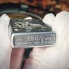 BẬT LỬA ZIPPO SƠN HẤP NHIỆT CHỦ ĐỀ NỮ THẦN TỰ DO ĐỜI XIV LA MÃ SẢN XUẤT NĂM 1998 - ZL257