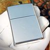 BẬT LỬA ZIPPO EMBLEM MŨI GIÁO ĐÍNH ĐÁ NGỌC LAM MAY MẮN ĐỜI XIV LA MÃ SẢN XUẤT NĂM 1998 - ZL258