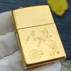 BẬT LỬA ZIPPO BRASS CHỦ ĐỀ NGỰA ĐỜI XV LA MÃ SẢN XUẤT NĂM 1999 - ZL262