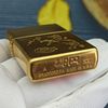 BẬT LỬA ZIPPO BRASS CHỦ ĐỀ NGỰA ĐỜI XV LA MÃ SẢN XUẤT NĂM 1999 - ZL262