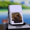 BẬT LỬA ZIPPO CHROME BÓNG SƠN HẤP NHIỆT CHỦ ĐỀ ĐẦU GẤU ĐỜI XV NĂM 1999 ZL48