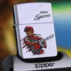 BẬT LỬA ZIPPO CHROME BÓNG SƠN HẤP NHIỆT CHỦ ĐỀ THỂ THAO BÓNG CHÀY ĐỜI XIII NĂM 1997 ZL28
