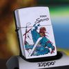 BẬT LỬA ZIPPO CHROME BÓNG SƠN HẤP NHIỆT CHỦ ĐỀ THỂ THAO TRƯỢT TUYẾT ĐỜI XIII NĂM 1997 ZL32