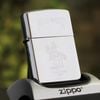 BẬT LỬA ZIPPO CHROME BÓNG CHỦ ĐỀ WILD WEST CAO BỒI CƯỠI NGỰA ĐỜI XI NĂM 1995 ZL17