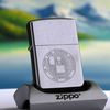 BẬT LỬA ZIPPO CHROME BÓNG CHỦ ĐỀ KỶ NIỆM 50TH ĐỜI VII NĂM 1992 ZL23 BẢN KỶ NIỆM 50 NĂM THÀNH LẬP HÃNG 1932-1982