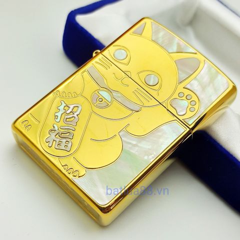 BẬT LỬA ZIPPO USA XUẤT NHẬT KHẢM XÀ CỪ MÈO CHIÊU TÀI MAY MẮN MẠ VÀNG BÓNG NỀN TRẮNG  - ZN94