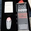 SET BẬT LỬA BÌNH XĂNG VỈ ĐÁ ZIPPO SLIVER PLATE CHỦ ĐỀ PHILIP MORRIS - CHA ĐẺ CỦA MARLBORO BẢN XUẤT THỊ TRƯỜNG CHÂU ÂU SIÊU HIẾM ĐỜI XV LA MÃ SẢN XUẤT NĂM 1999 - ZS25