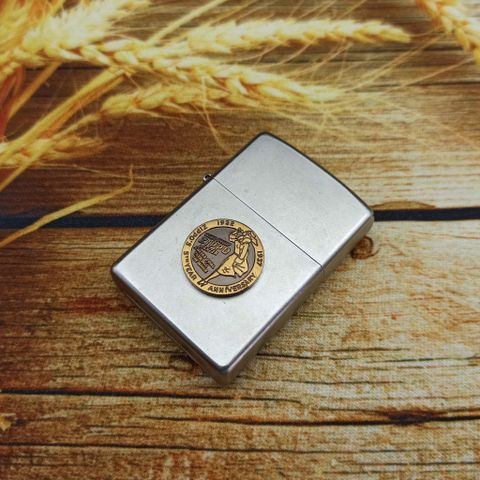BẬT LỬA ZIPPO SATIN EMBLEM LOGO KỶ NIỆM 5 NĂM THÀNH LẬP HÃNG NĂM 2014 Z100