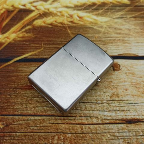 BẬT LỬA ZIPPO SATIN EMBLEM LOGO KỶ NIỆM 10 NĂM THÀNH LẬP HÃNG NĂM 2014 Z101