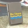 BẬT LỬA ZIPPO MẠ NIKEN BÓNG CHỦ ĐỀ BE THERE  NĂM 2002 Z110
