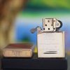 BẬT LỬA ZIPPO BRASS HOA VĂN SƠN ĐỎ NĂM 2015 Z17