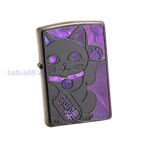 BẬT LỬA  ZIPPO USA XUẤT NHẬT KHẢM XÀ CỪ MÈO CHIÊU TÀI MAY MẮN MẠ NIKEN ĐEN BÓNG NỀN TÍM  - ZN94