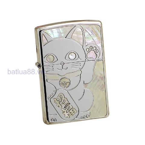 BẬT LỬA  ZIPPO USA XUẤT NHẬT KHẢM XÀ CỪ MÈO CHIÊU TÀI MAY MẮN MẠ BẠC BÓNG NỀN TRẮNG  - ZN94