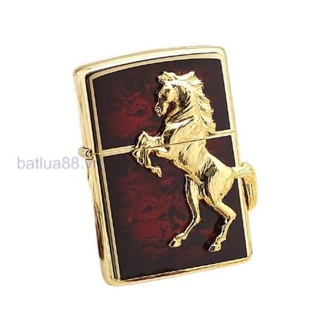 BẬT LỬA ZIPPO USA XUẤT NHẬT MẠ VÀNG NGỰA NỔI NỀN ĐỎ SANG TRỌNG - ZN95