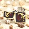 BẬT LỬA ZIPPO USA XUẤT NHẬT MẠ VÀNG NGỰA NỔI NỀN ĐỎ SANG TRỌNG - ZN95