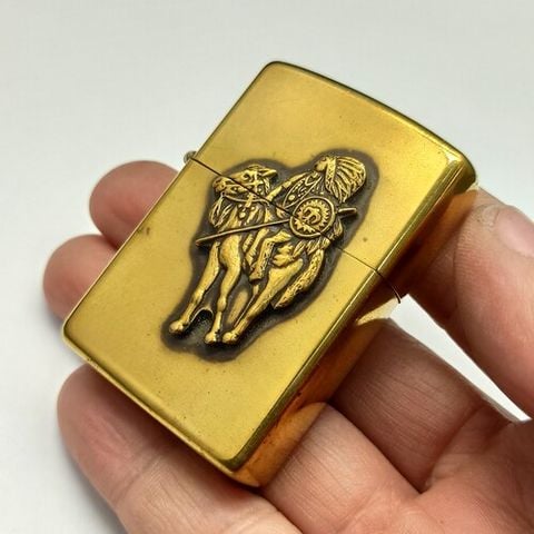 ZCU10 – ZIPPO ĐỜI X LA MÃ SẲN XUẤT NĂM 1994 THỔ DÂN TỘC TRƯỞNG BẢN CỰC HIẾM – NGUYÊN ZIN ĐÃ QUA SỬ DỤNG